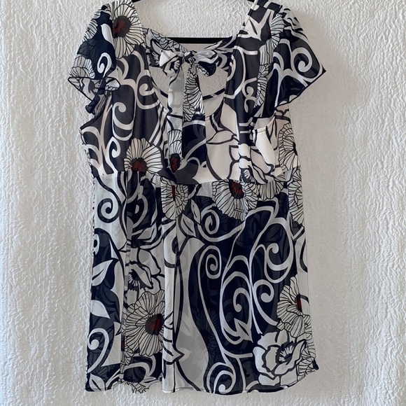 Lane Bryant Sheer Floral Print Short Flutter Sleeve Scoop Neck Top - Picture 2 of 10